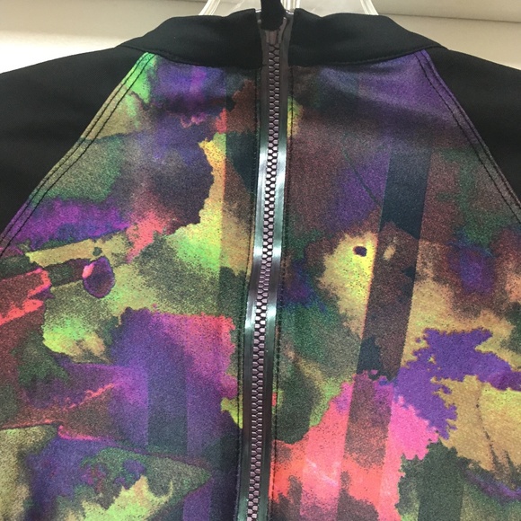 NEW Koral Immersion Long Sleeve Crop Top w Cut Outs Thumb Holes - Picture 13 of 14